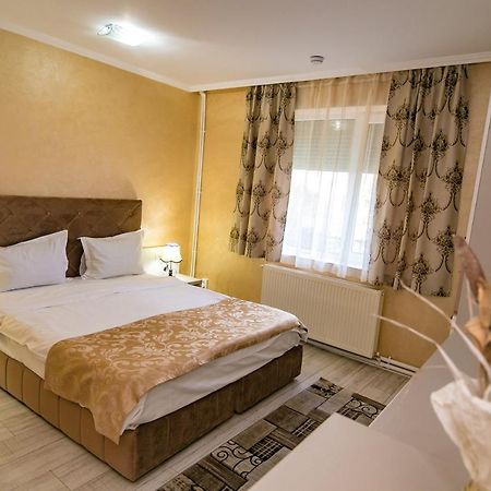Floare De Iris Hotel Вама Веке Екстериор снимка