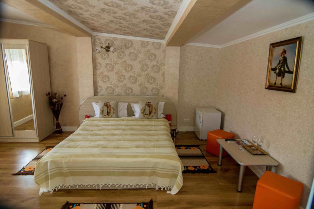 Floare De Iris Hotel Вама Веке Екстериор снимка