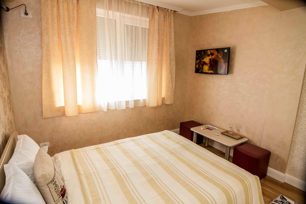 Floare De Iris Hotel Вама Веке Екстериор снимка