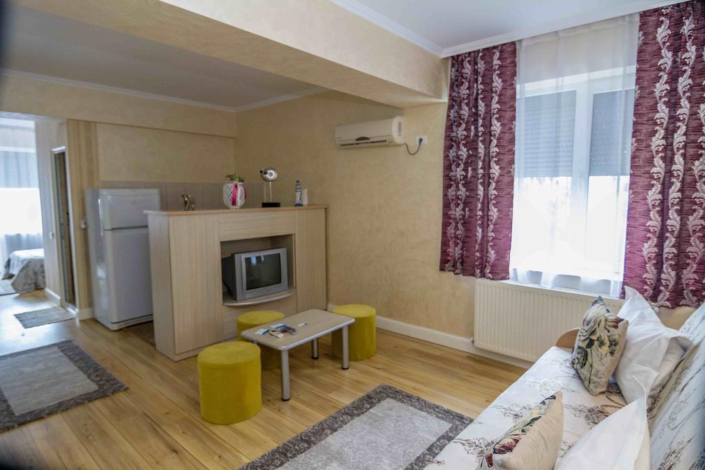 Floare De Iris Hotel Вама Веке Екстериор снимка