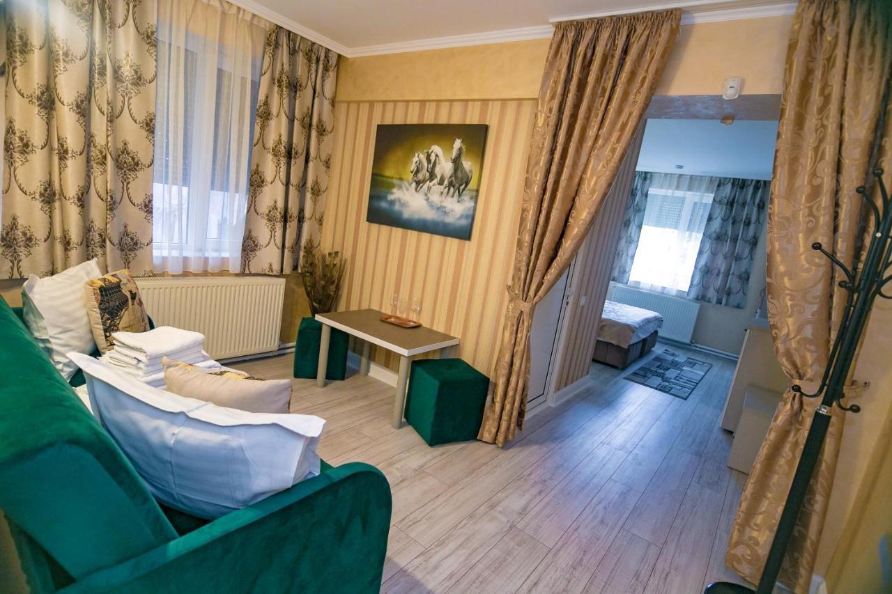 Floare De Iris Hotel Вама Веке Екстериор снимка
