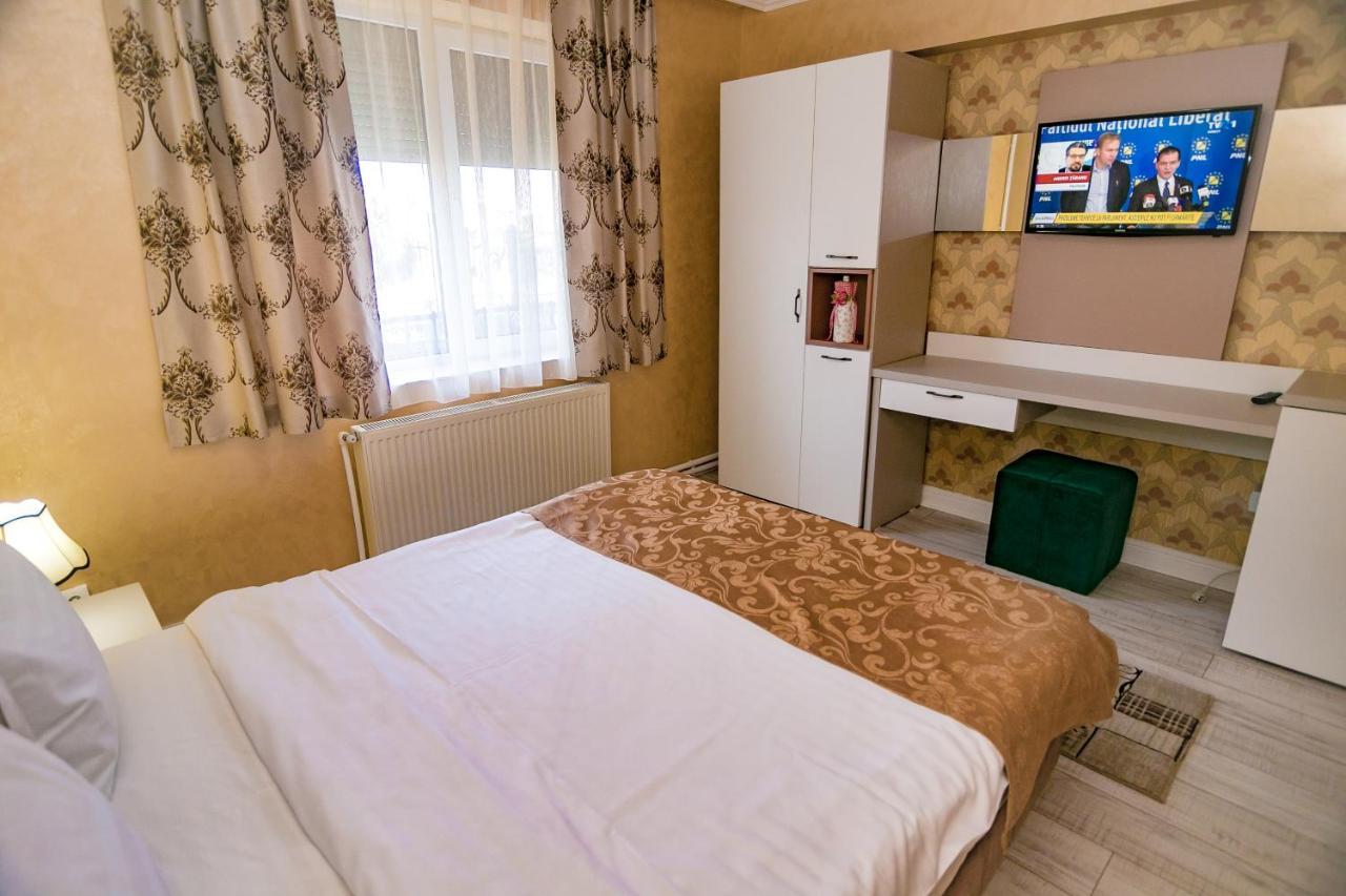 Floare De Iris Hotel Вама Веке Екстериор снимка