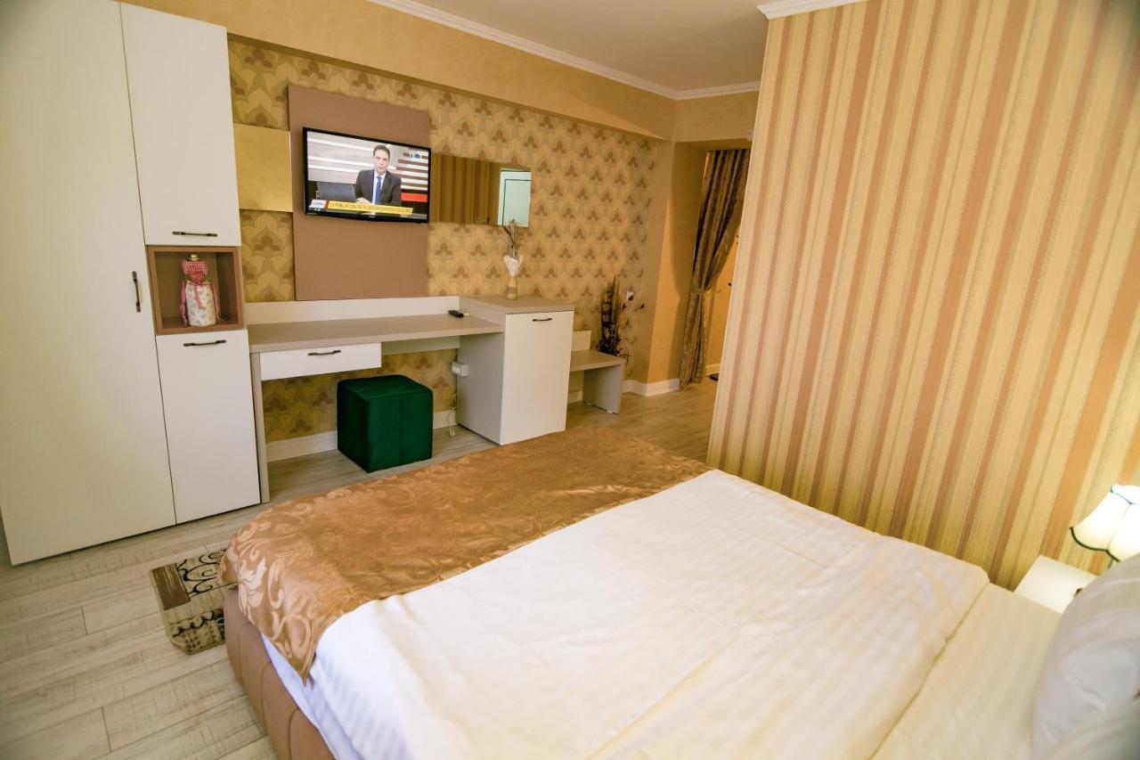 Floare De Iris Hotel Вама Веке Екстериор снимка