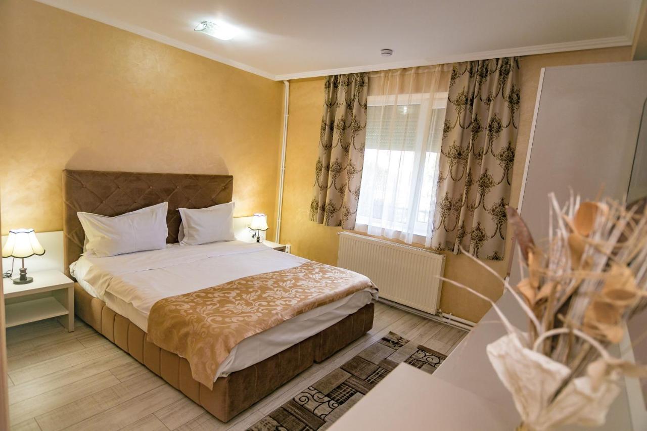 Floare De Iris Hotel Вама Веке Екстериор снимка
