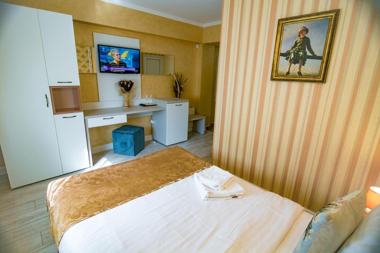Floare De Iris Hotel Вама Веке Екстериор снимка
