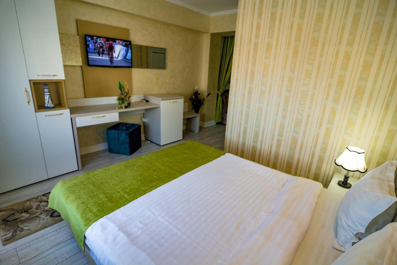 Floare De Iris Hotel Вама Веке Екстериор снимка