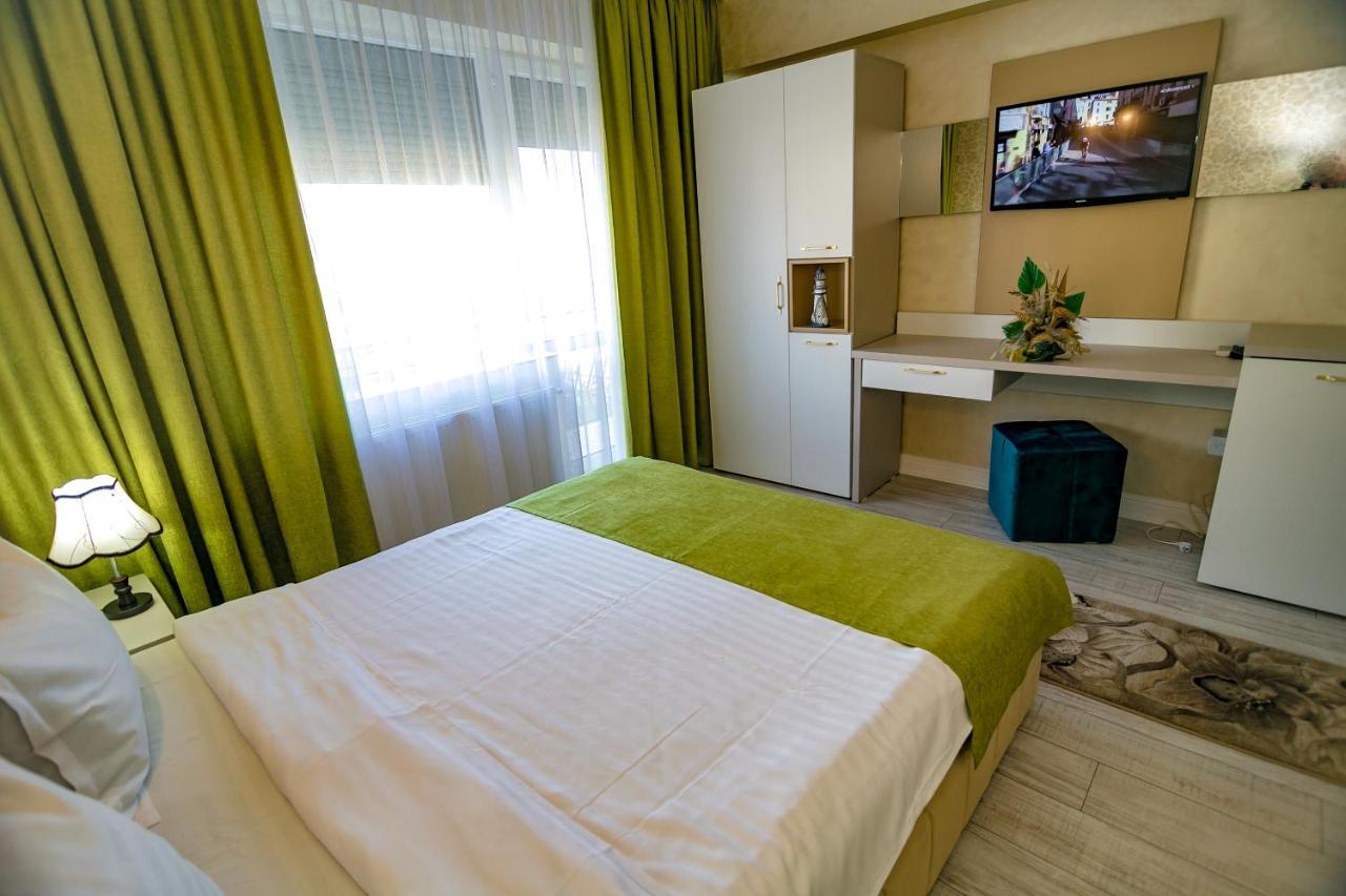 Floare De Iris Hotel Вама Веке Екстериор снимка