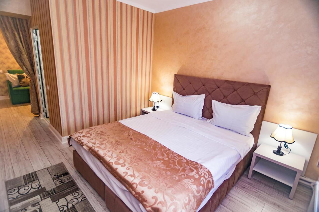 Floare De Iris Hotel Вама Веке Екстериор снимка