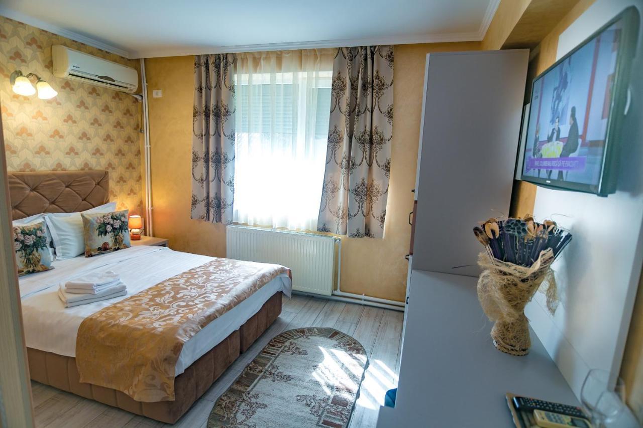Floare De Iris Hotel Вама Веке Екстериор снимка