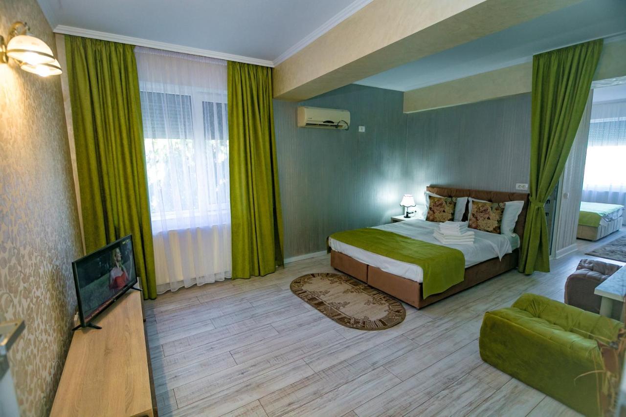 Floare De Iris Hotel Вама Веке Екстериор снимка