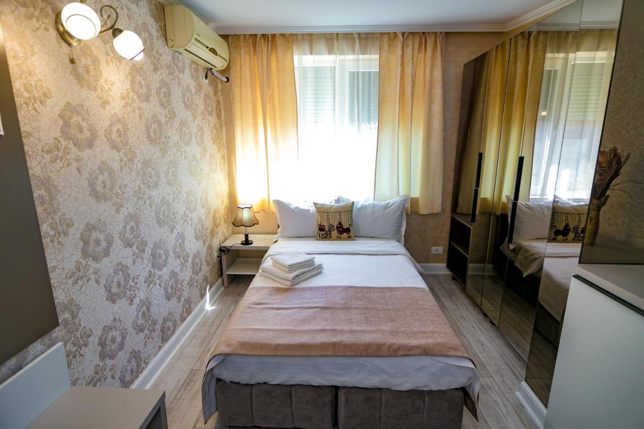 Floare De Iris Hotel Вама Веке Екстериор снимка