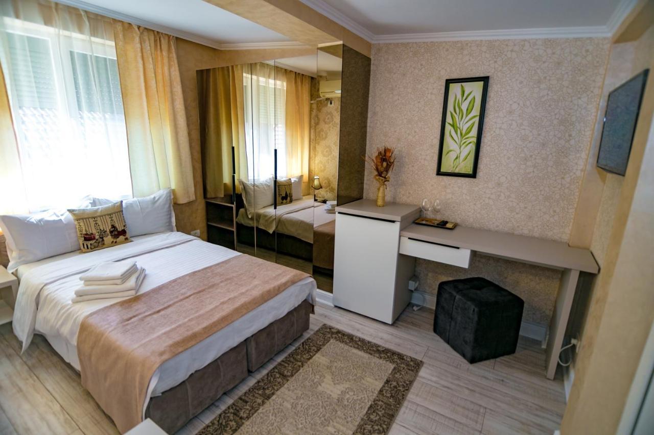 Floare De Iris Hotel Вама Веке Екстериор снимка