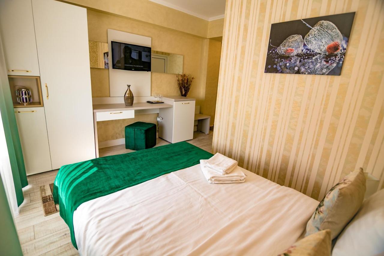 Floare De Iris Hotel Вама Веке Екстериор снимка