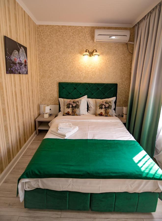Floare De Iris Hotel Вама Веке Екстериор снимка