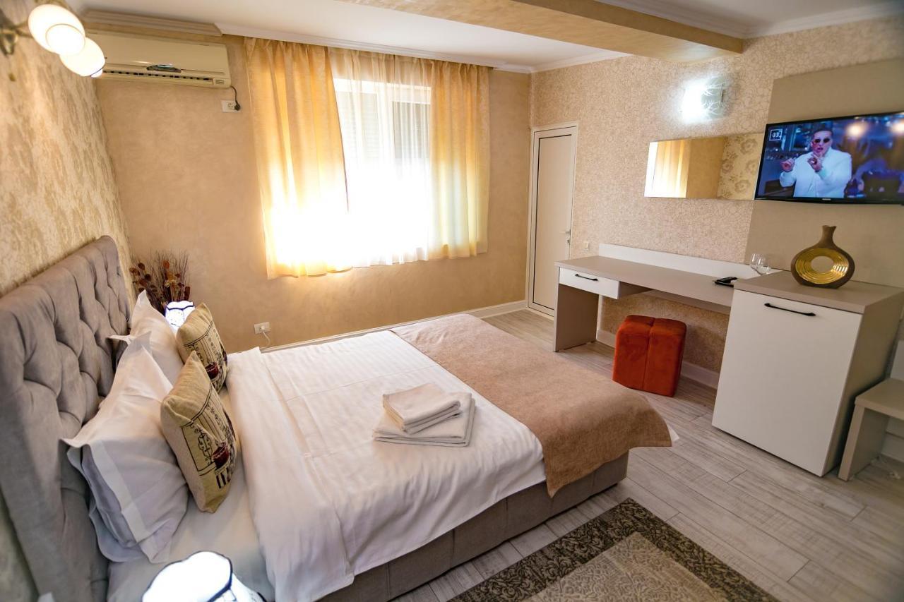 Floare De Iris Hotel Вама Веке Екстериор снимка