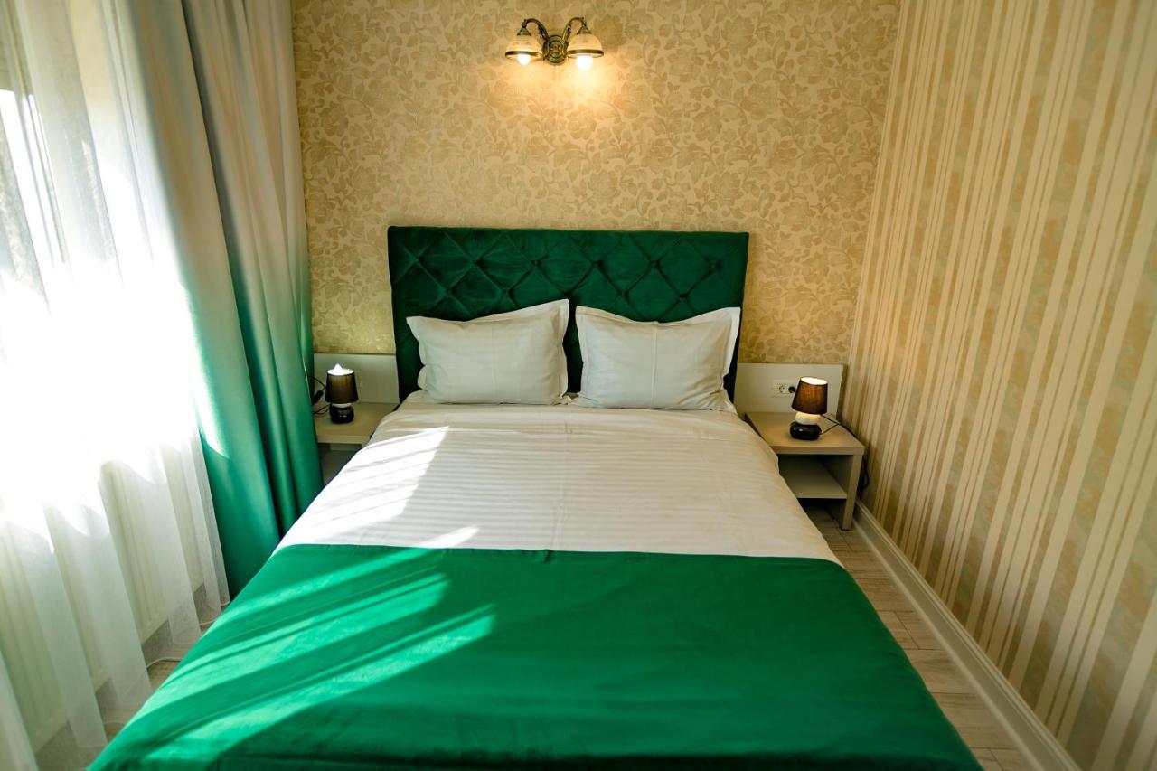 Floare De Iris Hotel Вама Веке Екстериор снимка