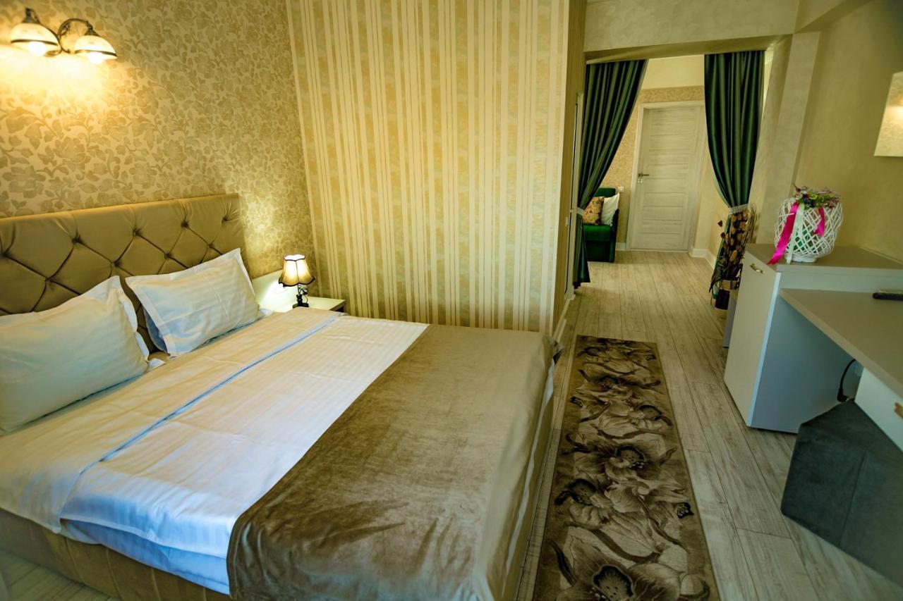 Floare De Iris Hotel Вама Веке Екстериор снимка