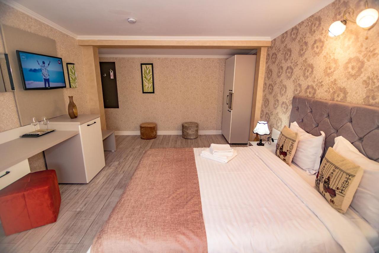 Floare De Iris Hotel Вама Веке Екстериор снимка