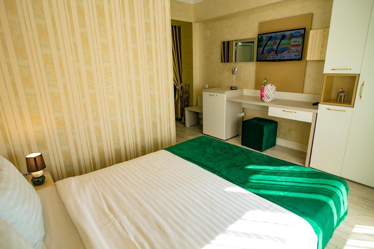 Floare De Iris Hotel Вама Веке Екстериор снимка