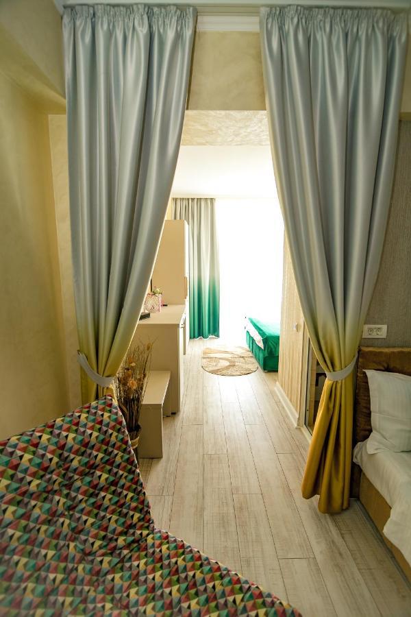 Floare De Iris Hotel Вама Веке Екстериор снимка
