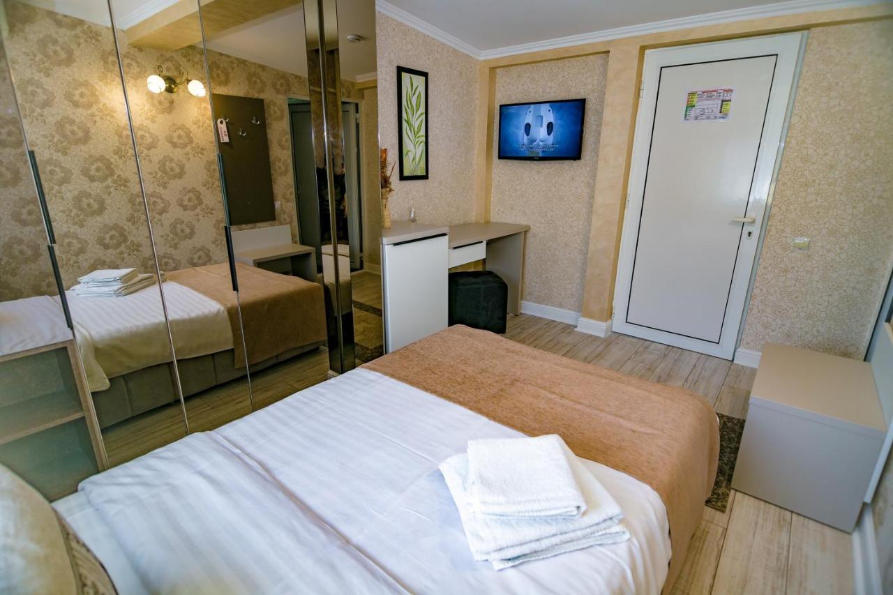 Floare De Iris Hotel Вама Веке Екстериор снимка