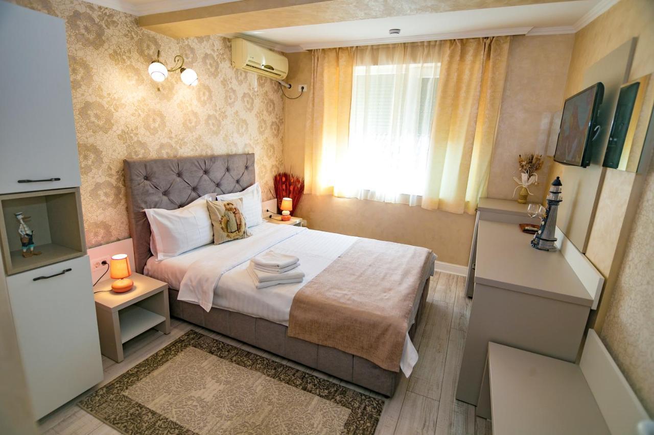 Floare De Iris Hotel Вама Веке Екстериор снимка