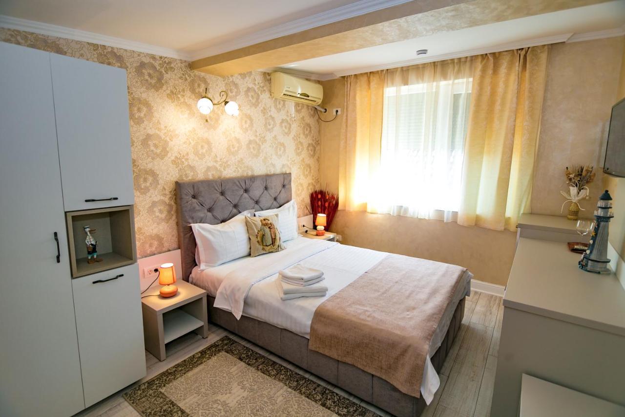 Floare De Iris Hotel Вама Веке Екстериор снимка