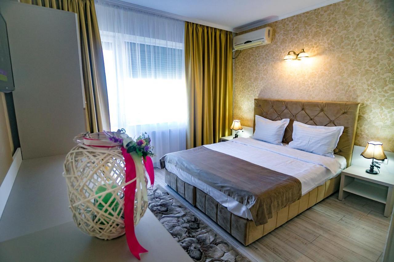 Floare De Iris Hotel Вама Веке Екстериор снимка