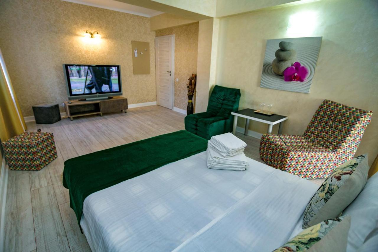 Floare De Iris Hotel Вама Веке Екстериор снимка