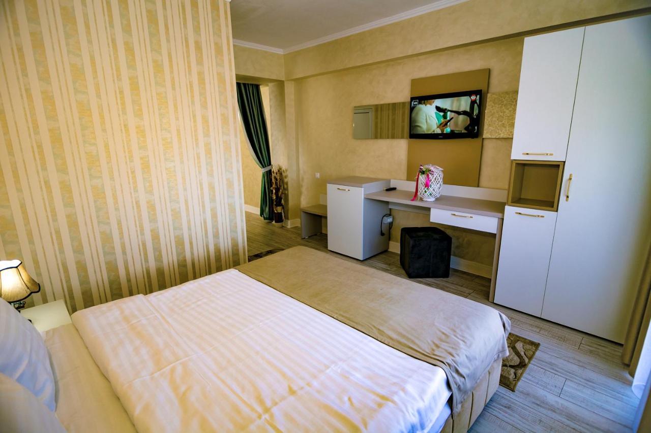Floare De Iris Hotel Вама Веке Екстериор снимка