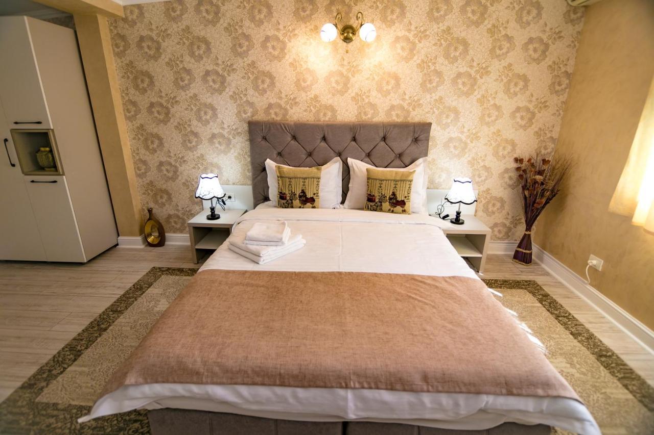 Floare De Iris Hotel Вама Веке Екстериор снимка
