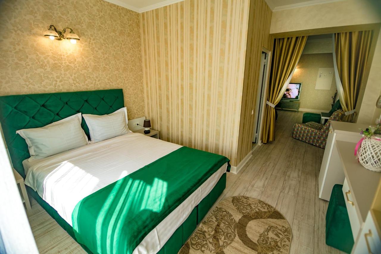 Floare De Iris Hotel Вама Веке Екстериор снимка