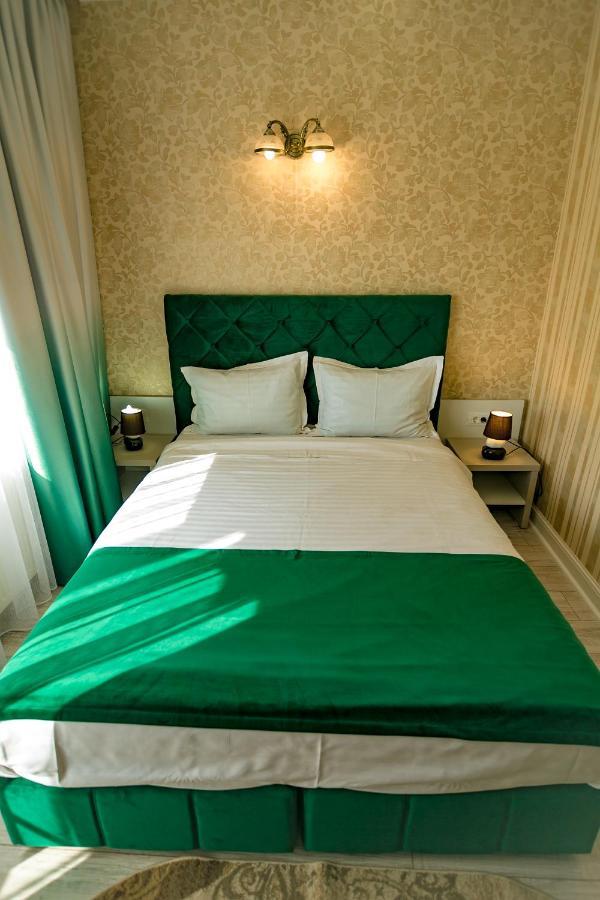 Floare De Iris Hotel Вама Веке Екстериор снимка