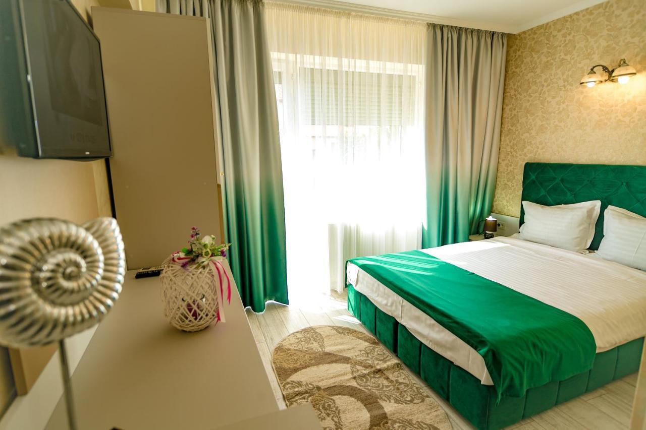 Floare De Iris Hotel Вама Веке Екстериор снимка